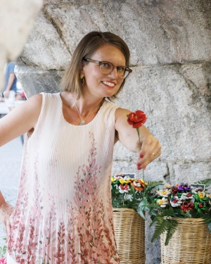 Simone Rieß lädt dich herzlich ins Hoffnungscafé ein